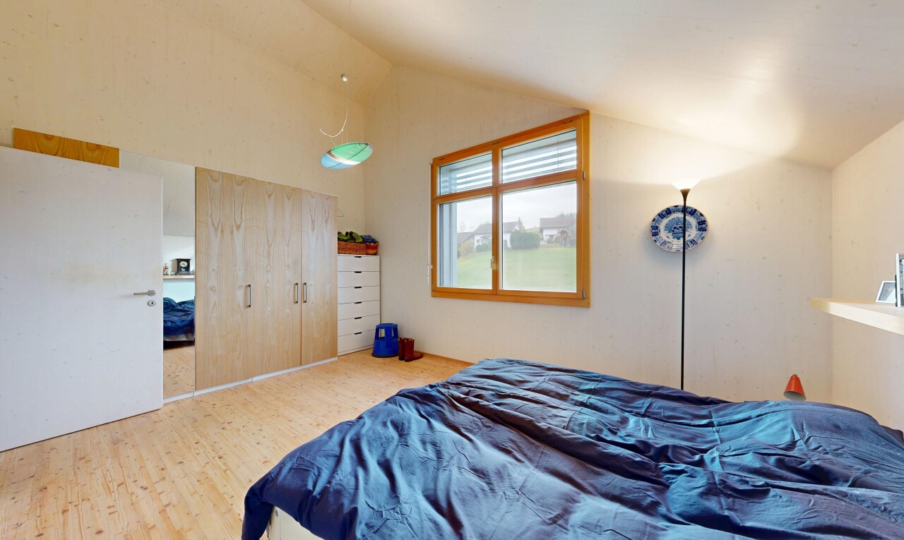 chambre avec plafond voûté, vaulted ceiling, inside property, sol en finition bois, et wood finish floor