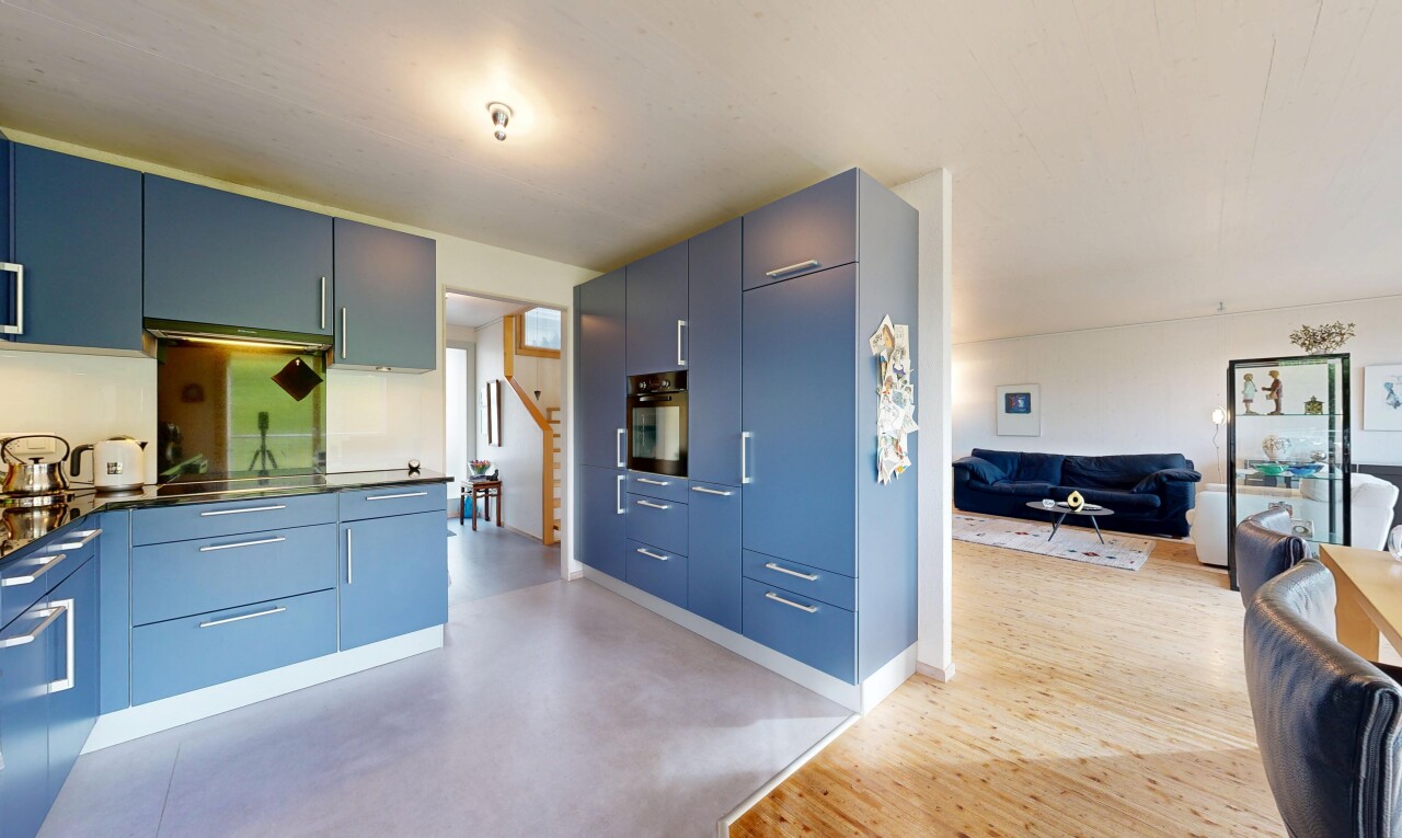 cuisine avec plans de travail, inside property, ouvert sur l'espace de vie, armoires bleues, et armoires à panneau plat