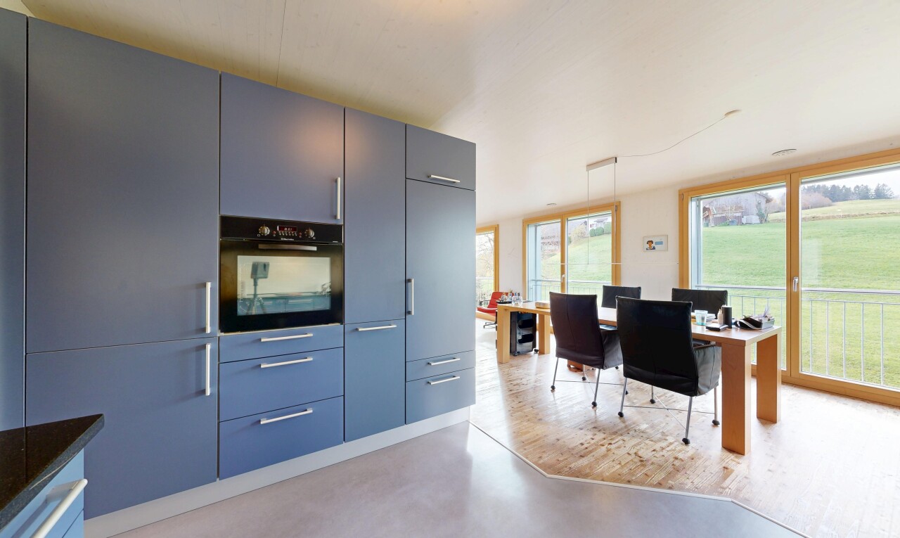 cuisine avec four, plans de travail, finished concrete floor, natural light, et lumière naturelle