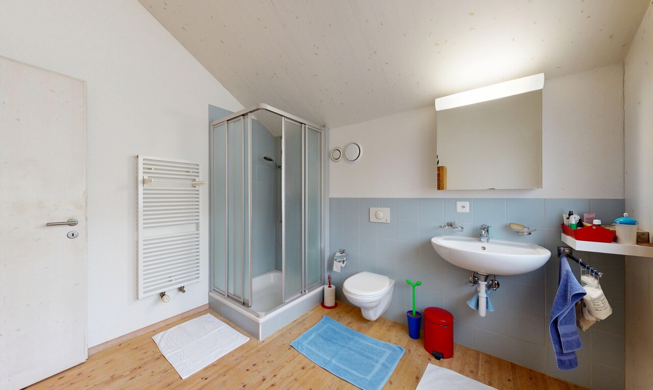 salle de bains avec radiateur, salle de bain complète, inside property, douche, et sol en finition bois