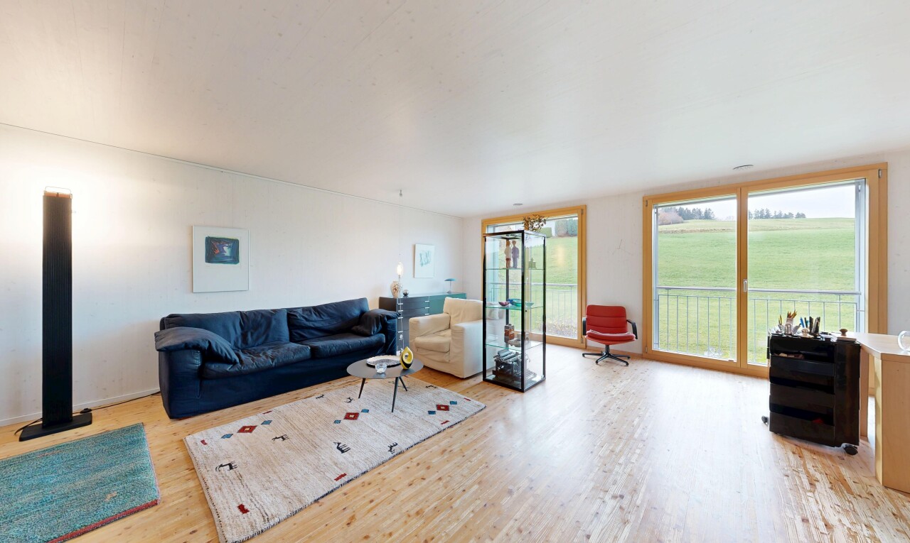 salon avec inside property, wood finish floor, sol en finition bois, natural light, et lumière naturelle