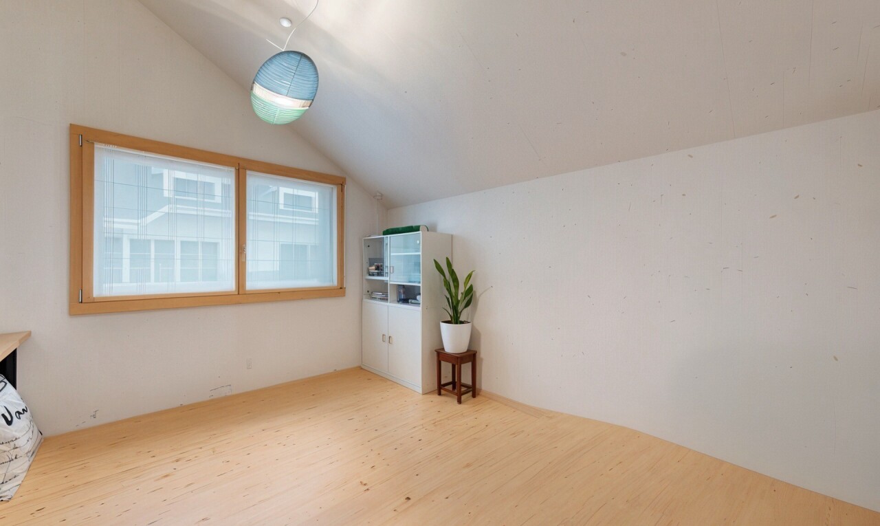 pièce vide avec vaulted ceiling, plafond voûté, inside property, natural light, et lumière naturelle