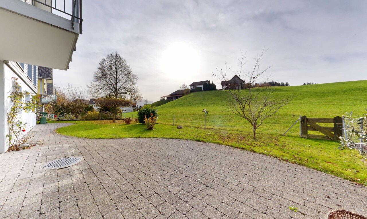 jardin avec pelouse, from property, et balcon