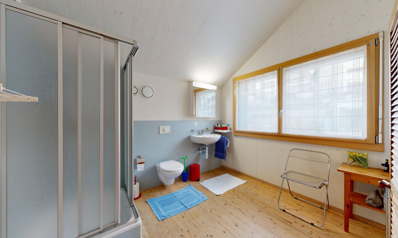 salle de bains avec salle de bain complète, sol en finition bois, wood finish floor, inside property, et plafond voûté