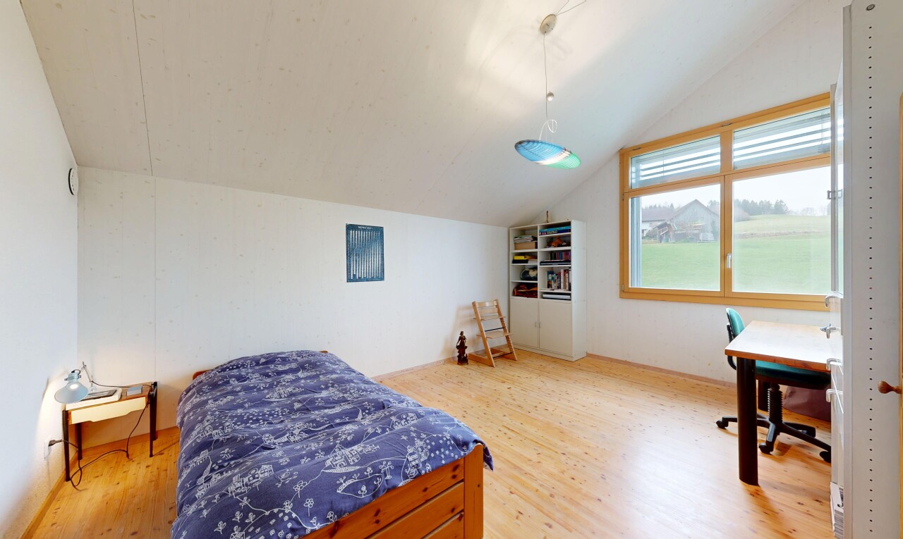 chambre avec pièce supplémentaire, inside property, wood finish floor, sol en finition bois, et natural light