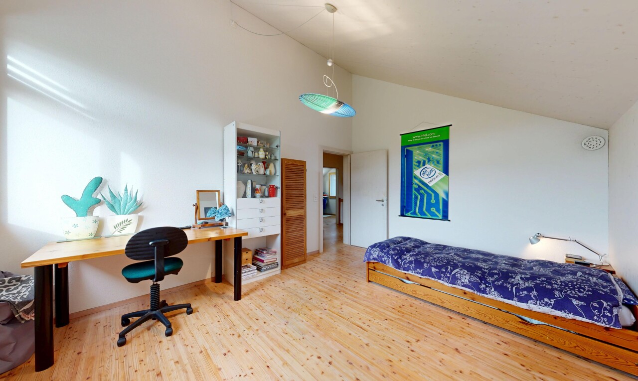 chambre avec drywall, cloison sèche, wood finish floor, sol en finition bois, et vaulted ceiling