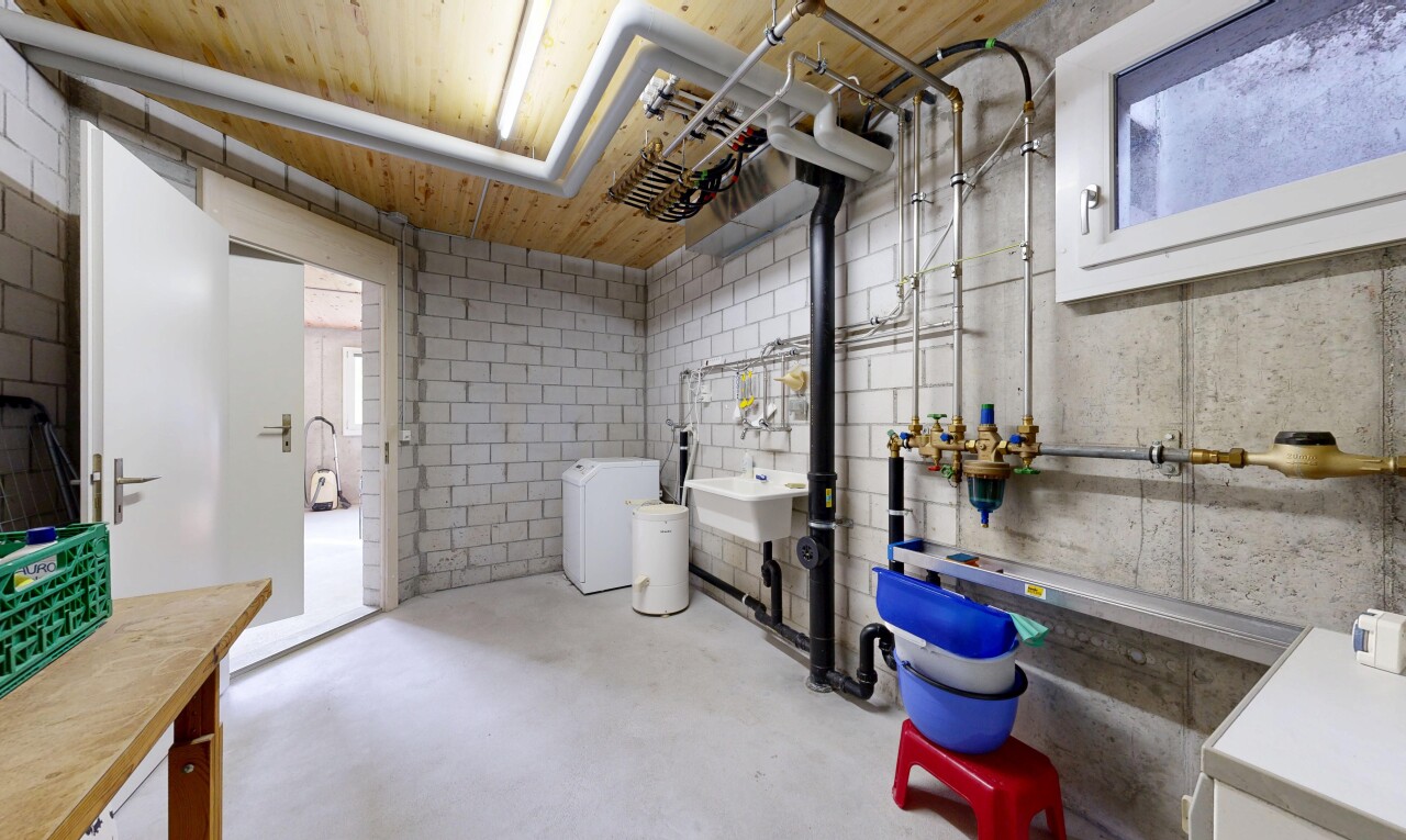 salle de bains avec concrete floor, sol en béton, inside property, sous-sol, et salle de bain complète