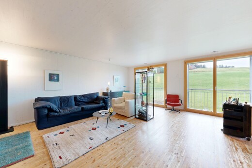 salon avec inside property, wood finish floor, sol en finition bois, natural light, et lumière naturelle