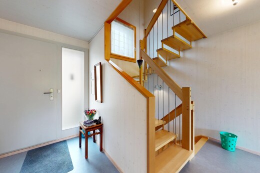 treppe mit inside property, treppen, baseboards wall, und sockelleisten