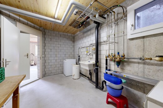 salle de bains avec concrete floor, sol en béton, inside property, sous-sol, et salle de bain complète