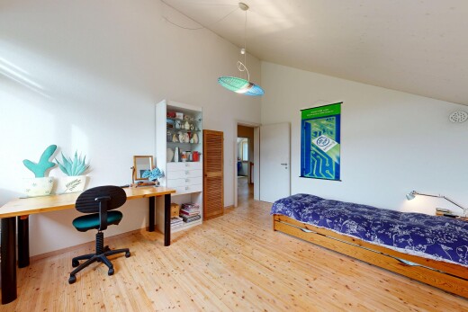 zimmer / schlafzimmer mit drywall, gipskartonwand, wood finish floor, holzfußboden, und vaulted ceiling