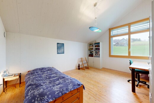 zimmer / schlafzimmer mit zusätzliches zimmer, inside property, wood finish floor, holzfußboden, und natural light