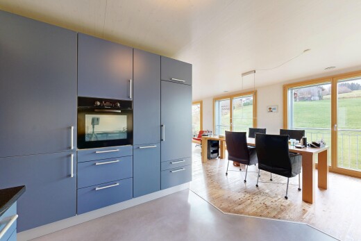 cuisine avec four, plans de travail, finished concrete floor, natural light, et lumière naturelle