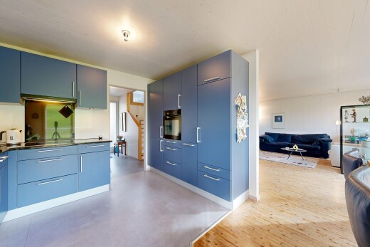 küche mit arbeitsplatten, inside property, öffnet sich zum wohnraum, blaue schränke, und schränke mit flachen paneelen