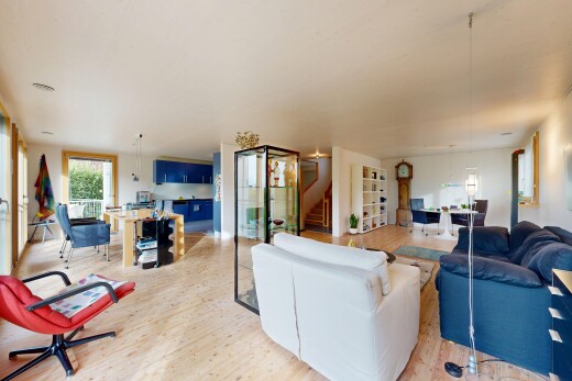 wohn- / esszimmer mit inside property, natürliches licht, natural light, holzfußboden, und wood finish floor