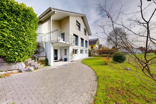 außenansicht mit property visible, rasen, balkon, und terrasse