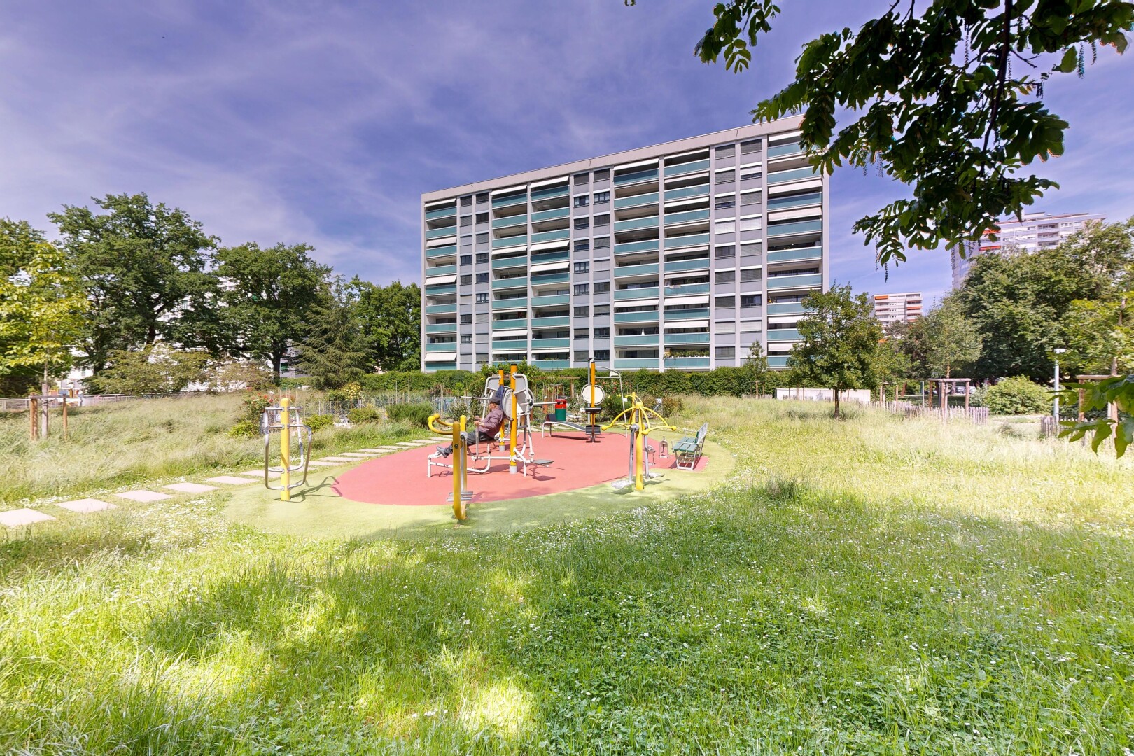 extérieur du bâtiment avec from community, park view, day time, apartment complex view, et vue sur le complexe d'appartements