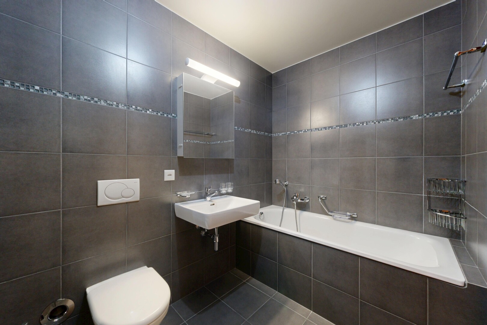 salle de bains avec mur en carrelage, tile wall, salle de bain complète, inside property, et miroir