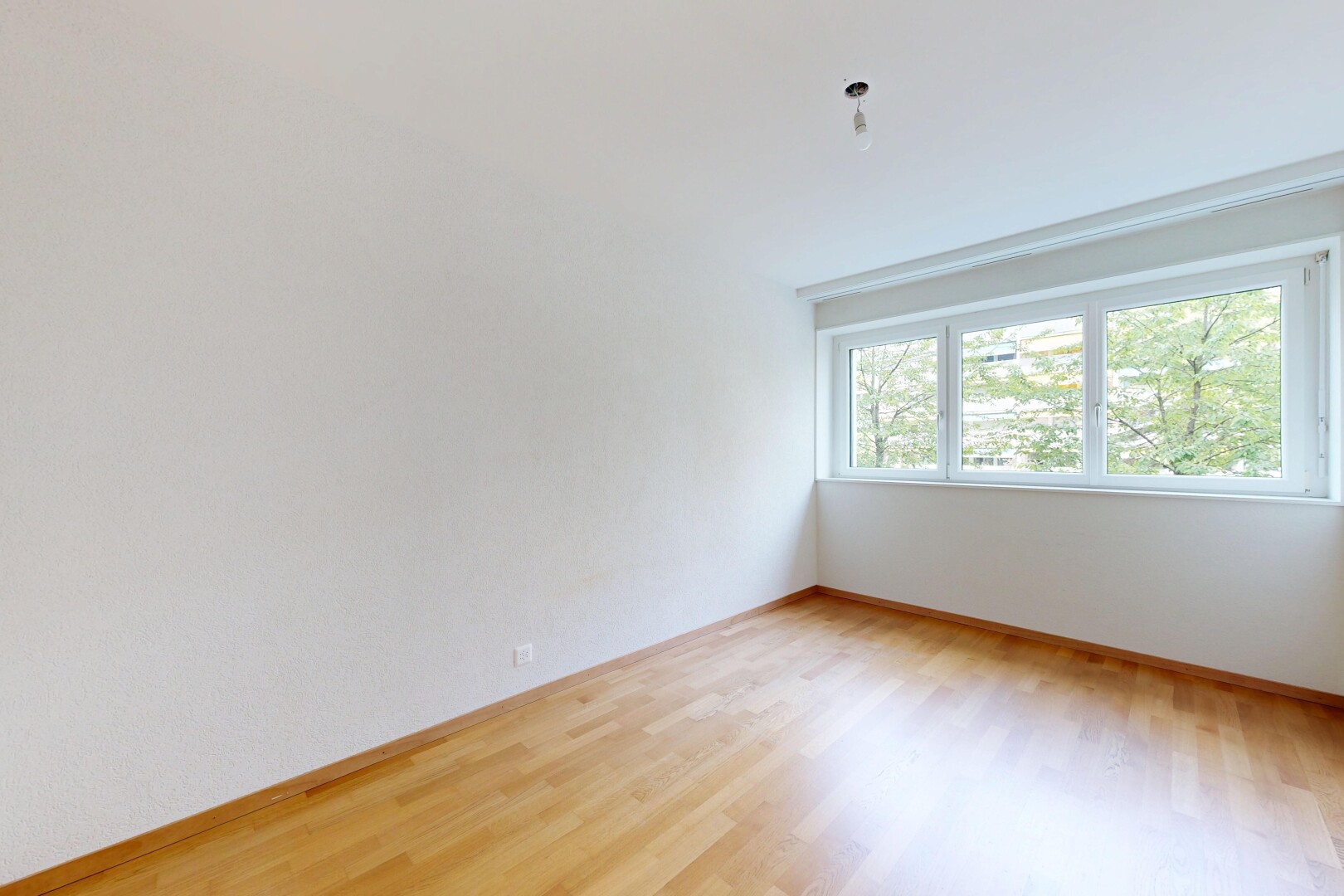 pièce vide avec sol en finition bois, wood finish floor, inside property, lumière naturelle, et natural light