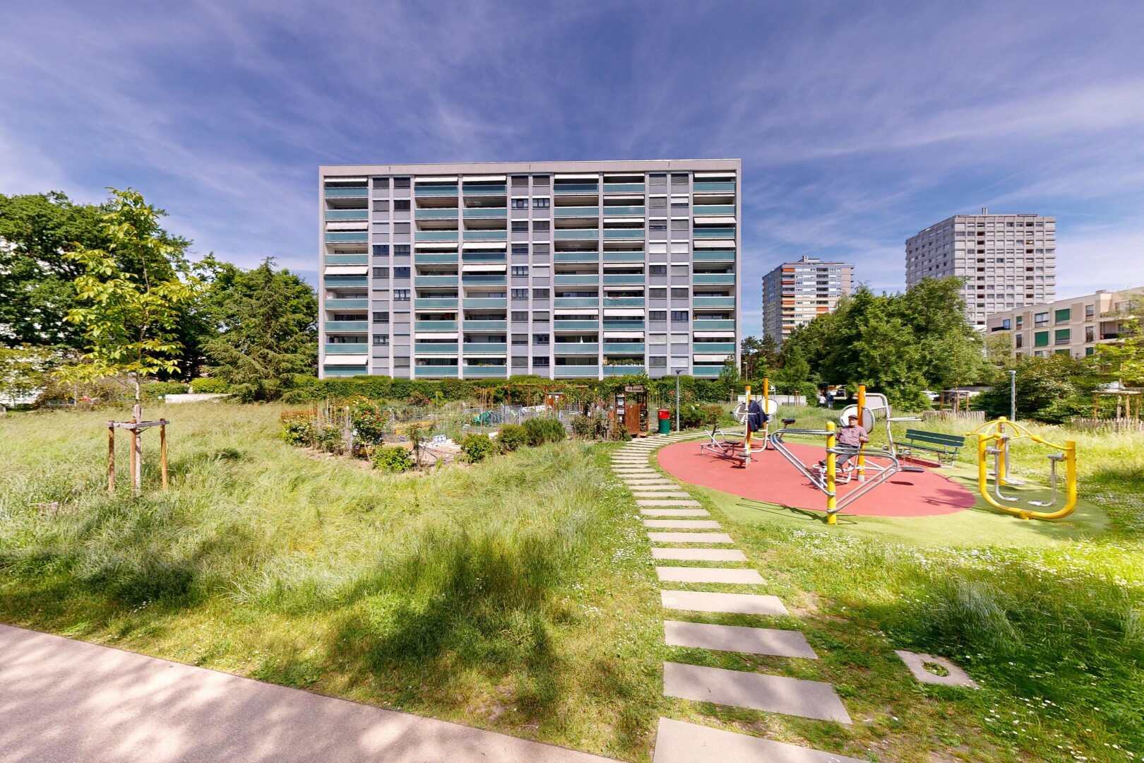 extérieur du bâtiment avec day time, from community, et park view
