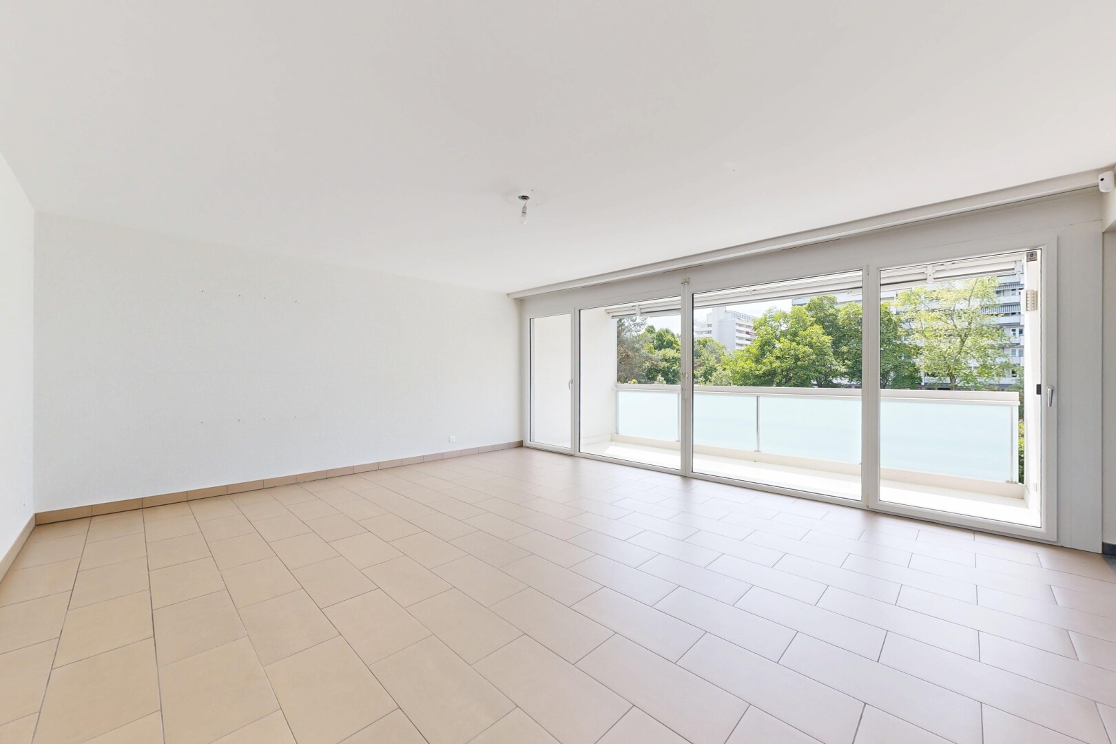 pièce vide avec natural light, lumière naturelle, inside property, light floor, et drywall