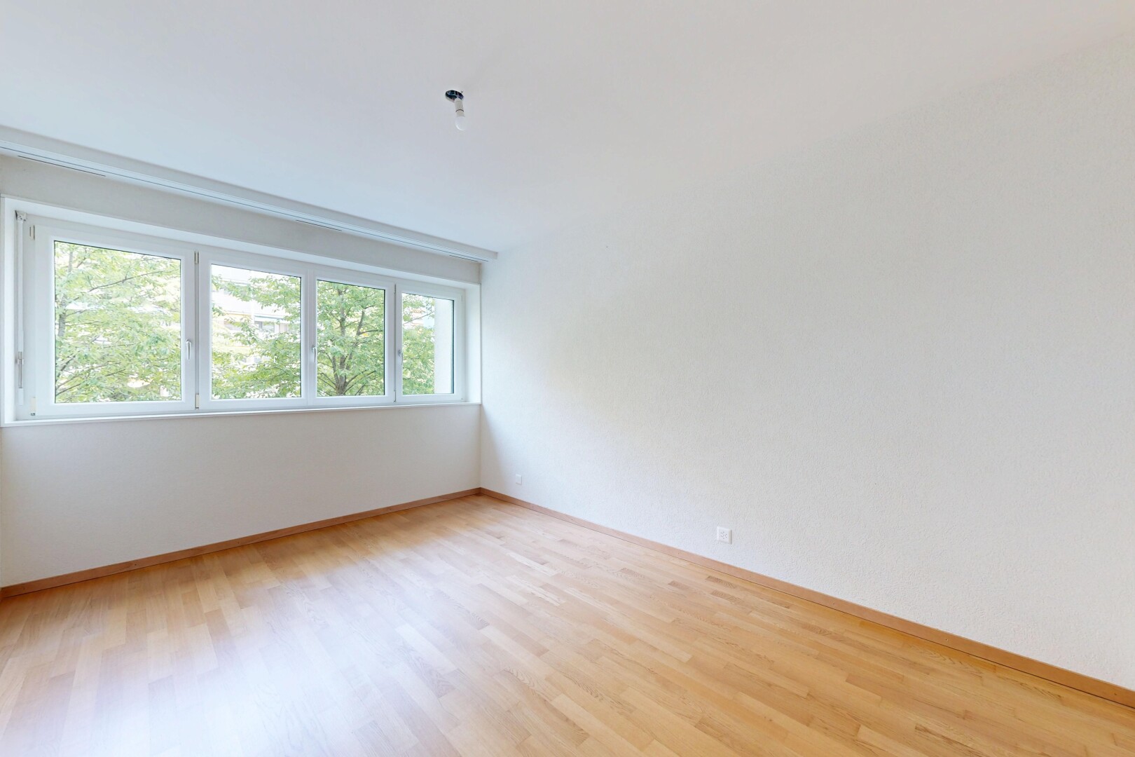 pièce vide avec sol en finition bois, wood finish floor, lumière naturelle, natural light, et inside property