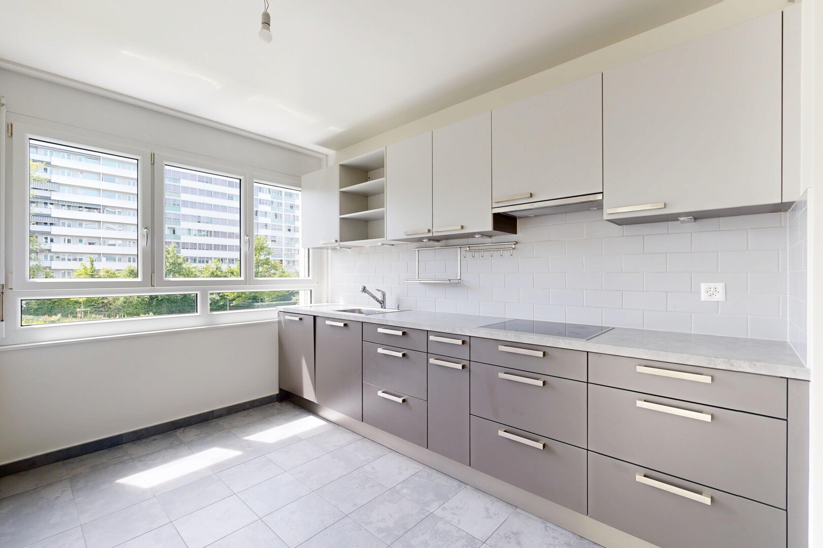 cuisine avec gray cabinets, armoires grises, light countertops, plans de travail, et light floor