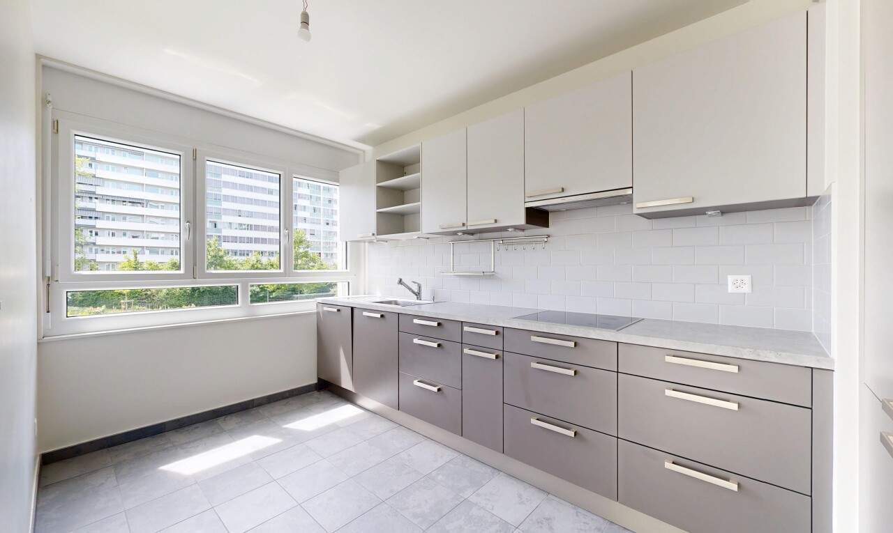 cuisine avec gray cabinets, armoires grises, light countertops, plans de travail, et light floor