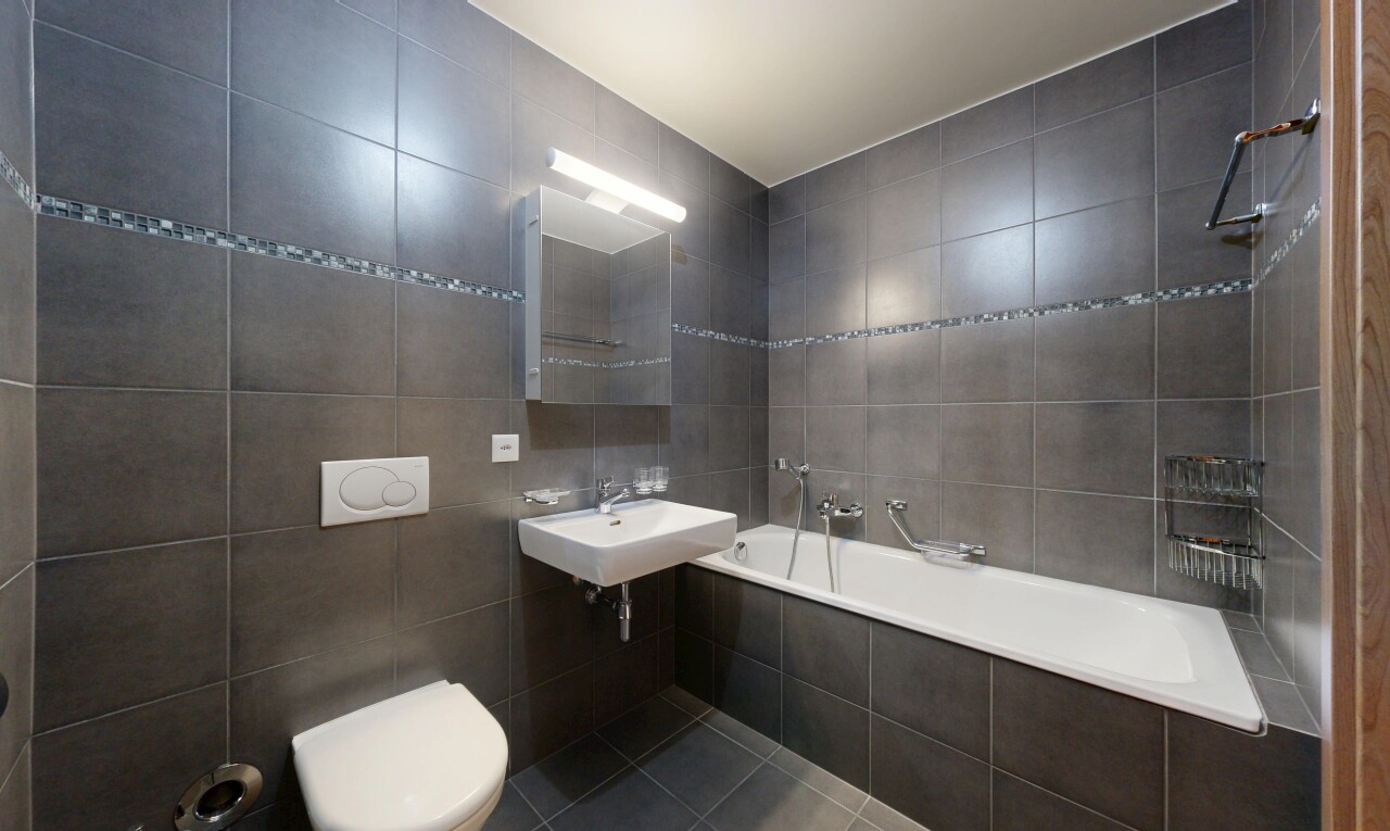 salle de bains avec mur en carrelage, tile wall, salle de bain complète, inside property, et miroir
