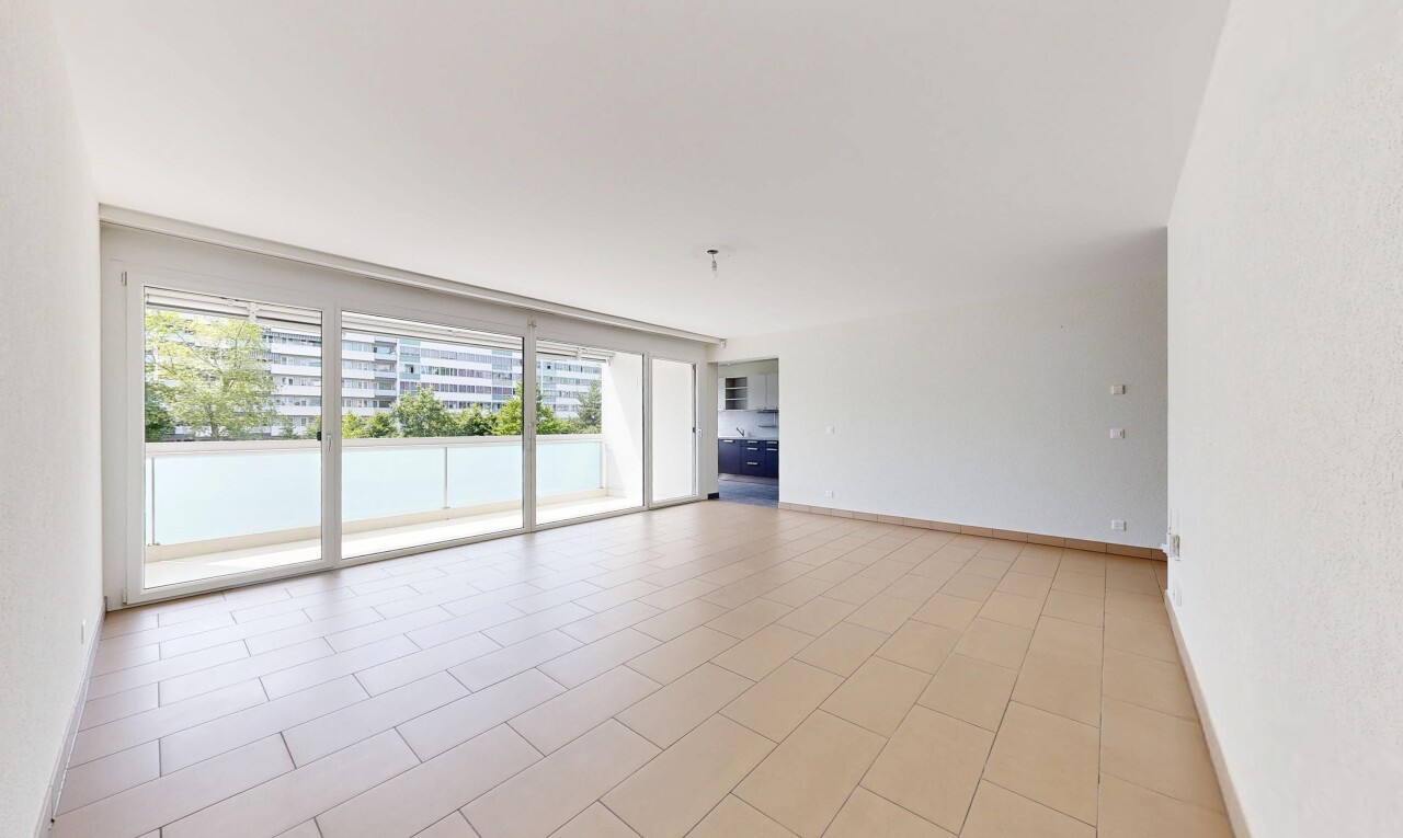 pièce vide avec fenêtres du sol au plafond, floor ceiling windows, lumière naturelle, natural light, et inside property