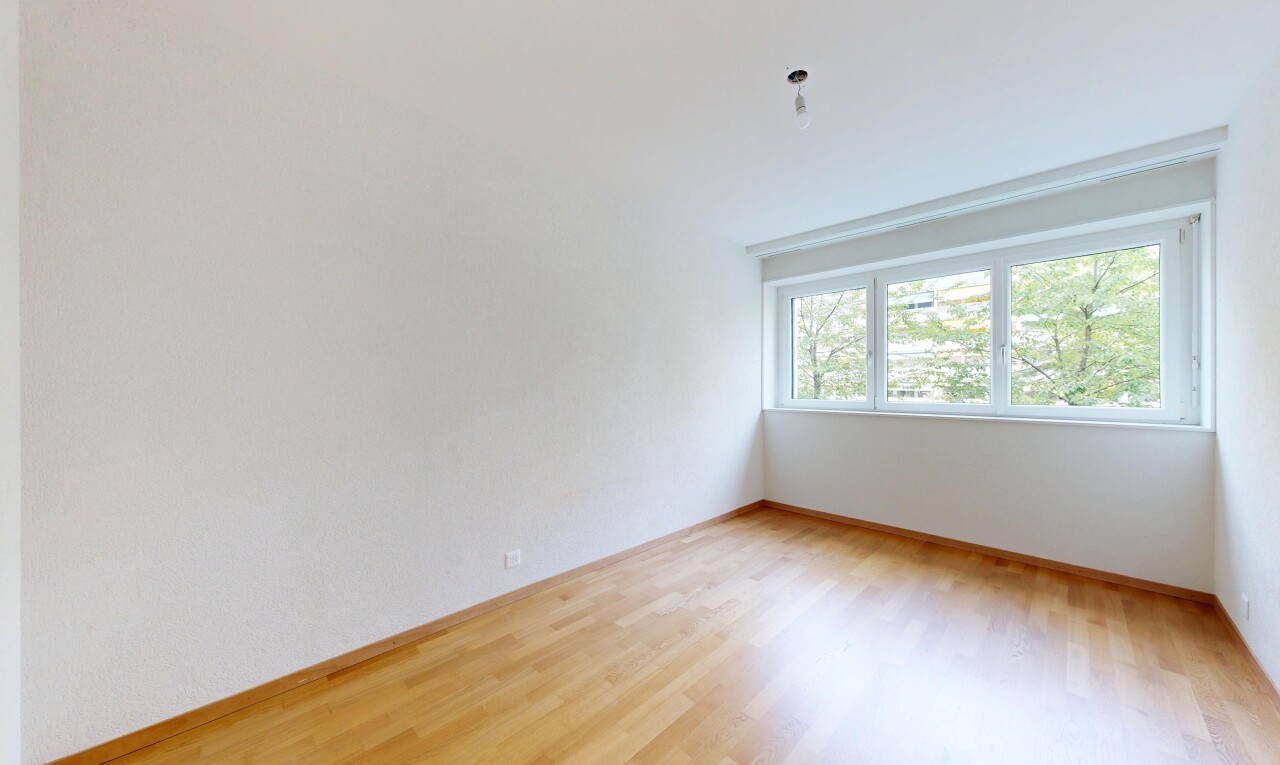 pièce vide avec sol en finition bois, wood finish floor, inside property, lumière naturelle, et natural light