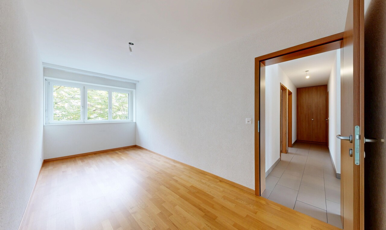 pièce vide avec inside property, wood finish floor, sol en finition bois, natural light, et lumière naturelle