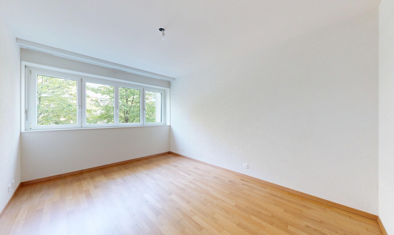 pièce vide avec sol en finition bois, wood finish floor, lumière naturelle, natural light, et inside property