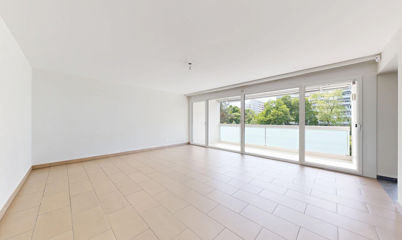pièce vide avec natural light, lumière naturelle, inside property, light floor, et drywall