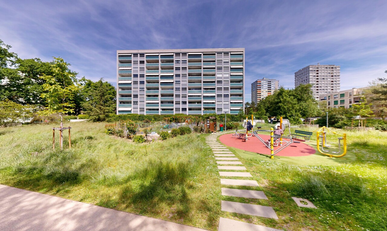 extérieur du bâtiment avec day time, from community, et park view