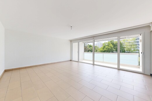 pièce vide avec natural light, lumière naturelle, inside property, light floor, et drywall