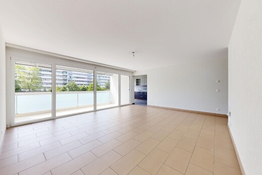 pièce vide avec fenêtres du sol au plafond, floor ceiling windows, lumière naturelle, natural light, et inside property