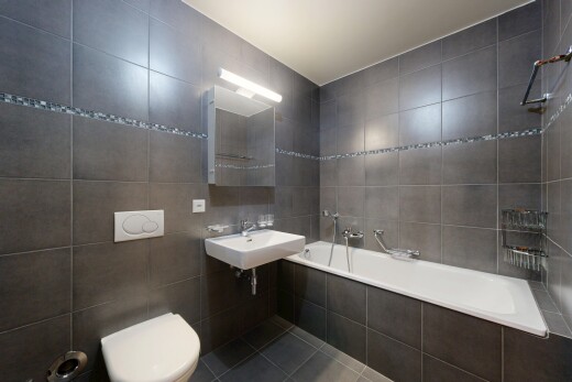 salle de bains avec mur en carrelage, tile wall, salle de bain complète, inside property, et miroir