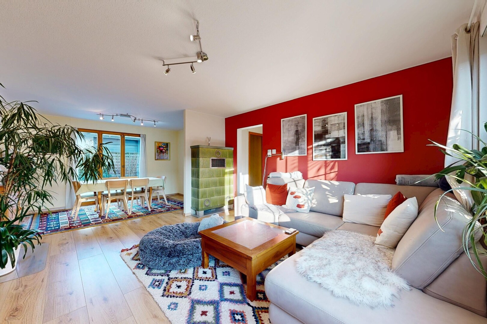 wohn- / esszimmer mit holzfußboden, wood finish floor, gipskartonwand, drywall, und natürliches licht