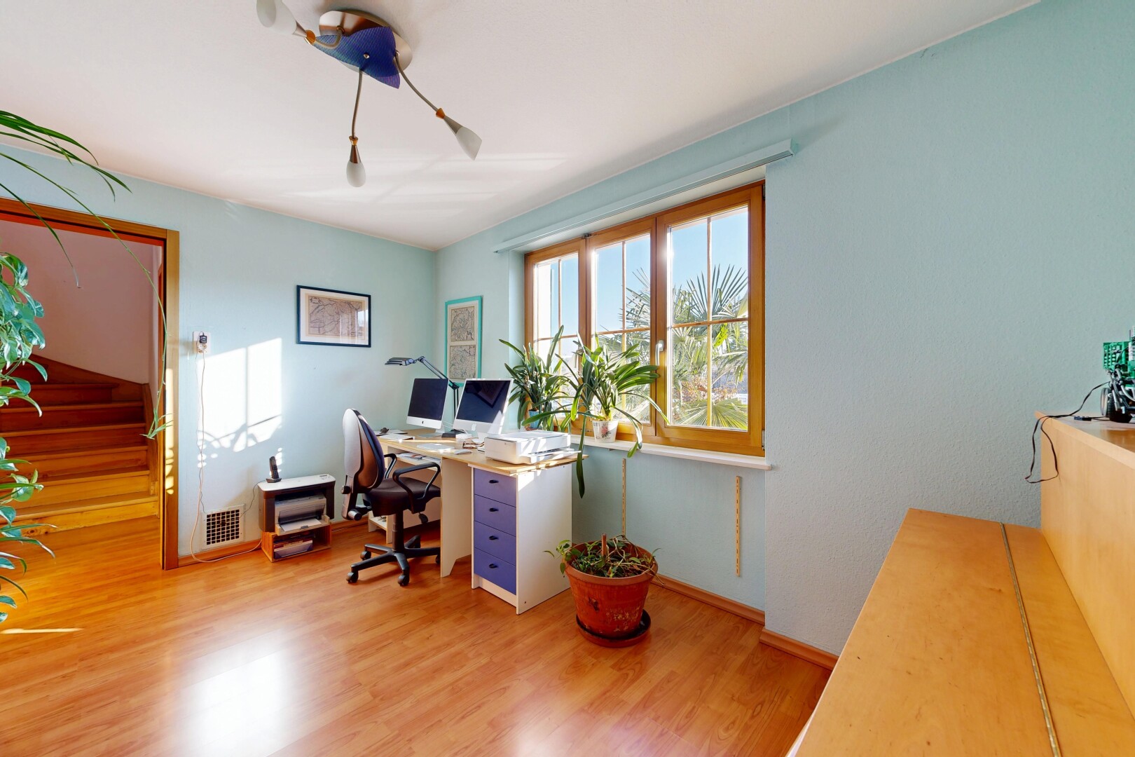 büro mit inside property, bürobereich, holzfußboden, wood finish floor, und natürliches licht