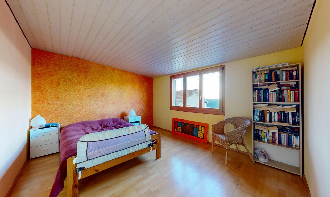 zimmer / schlafzimmer mit natürliches licht, natural light, gipskartonwand, drywall, und inside property