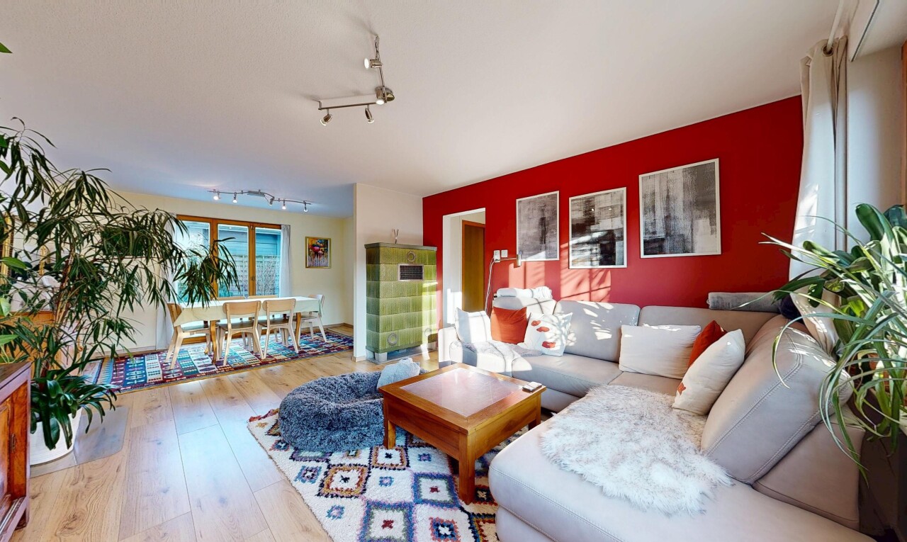 wohn- / esszimmer mit holzfußboden, wood finish floor, gipskartonwand, drywall, und natürliches licht