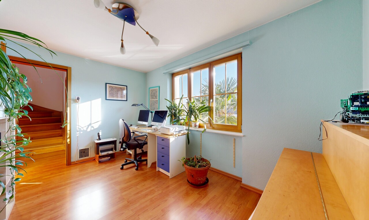büro mit inside property, bürobereich, holzfußboden, wood finish floor, und natürliches licht