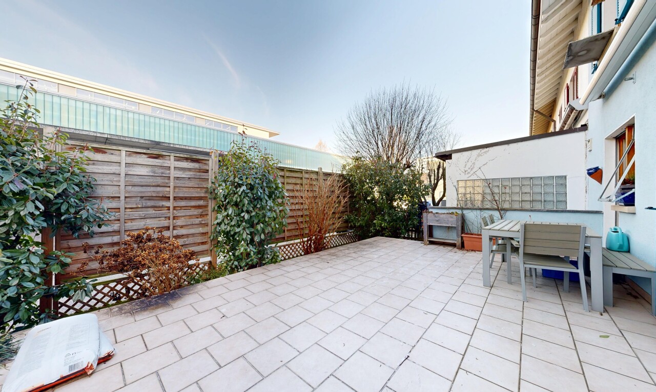 terrasse mit zaun, terrasse, essbereich im freien, und from property