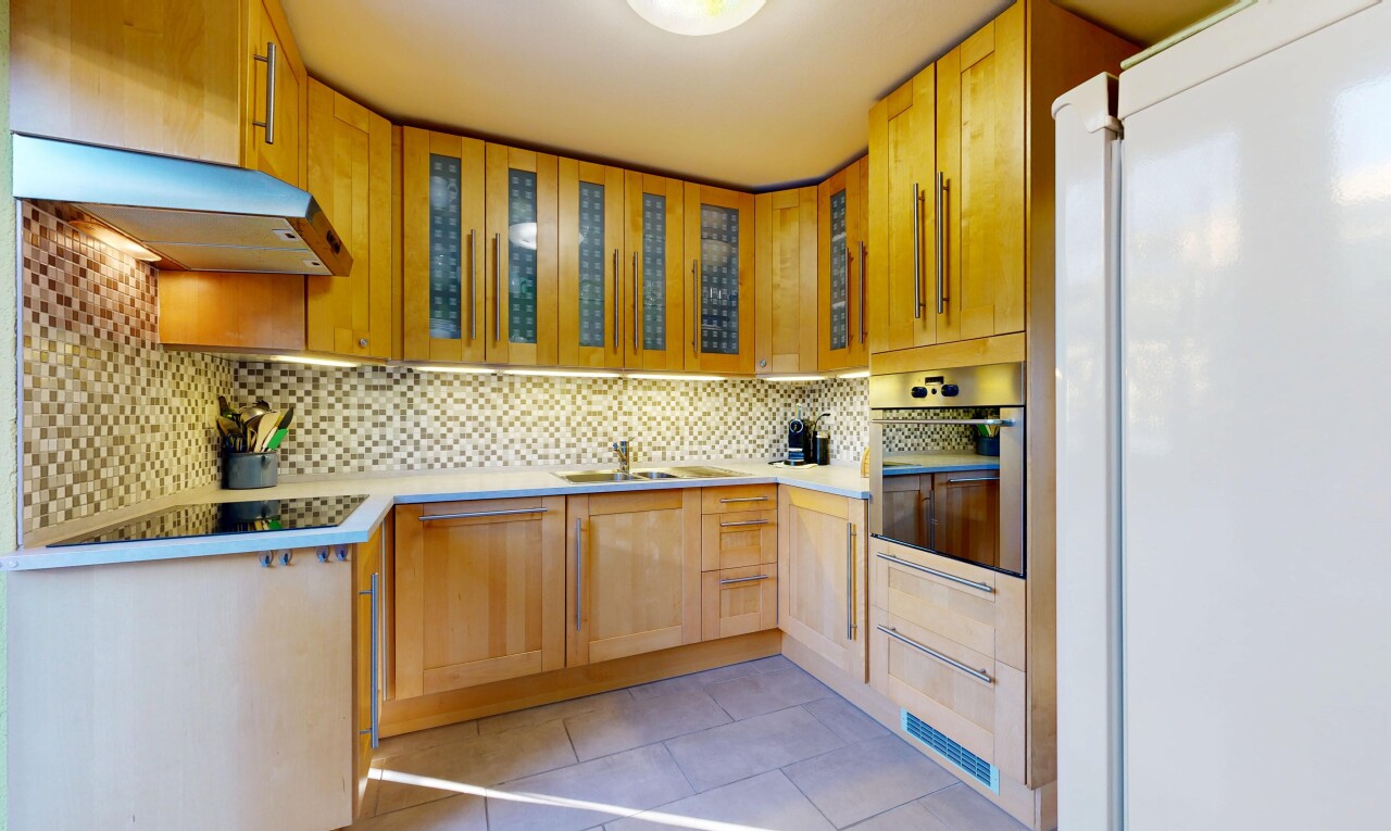 küche mit kühlschrank, schranktüren mit vertiefter mittelplatte, ofen, dunstabzugshaube, und inside property