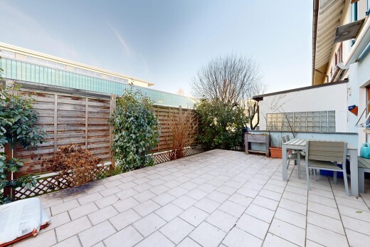 terrasse avec clôture, terrasse, coin repas extérieur, et from property