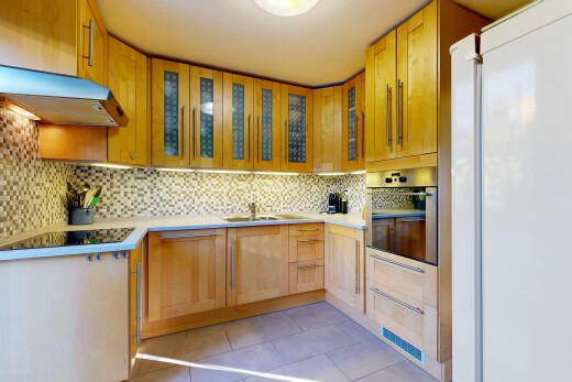 küche mit kühlschrank, schranktüren mit vertiefter mittelplatte, ofen, dunstabzugshaube, und inside property