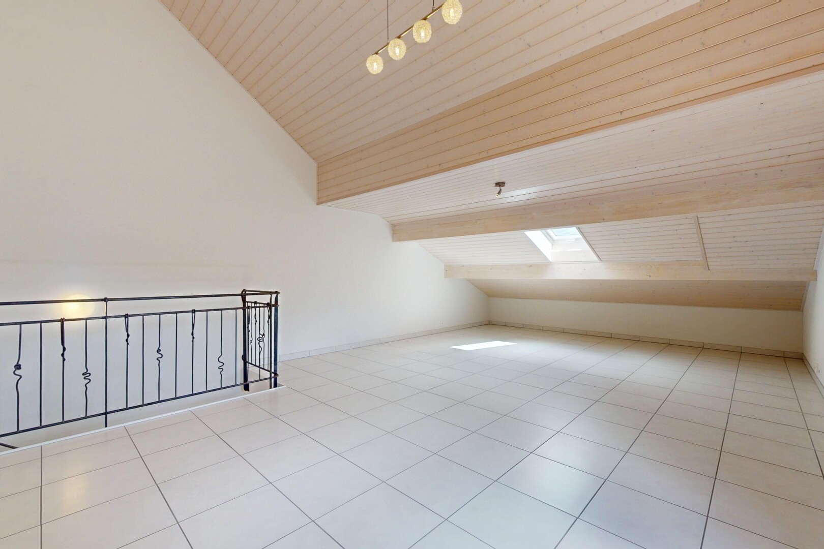 pièce vide avec vaulted ceiling, plafond voûté, wood ceiling, plafond en bois, et drywall