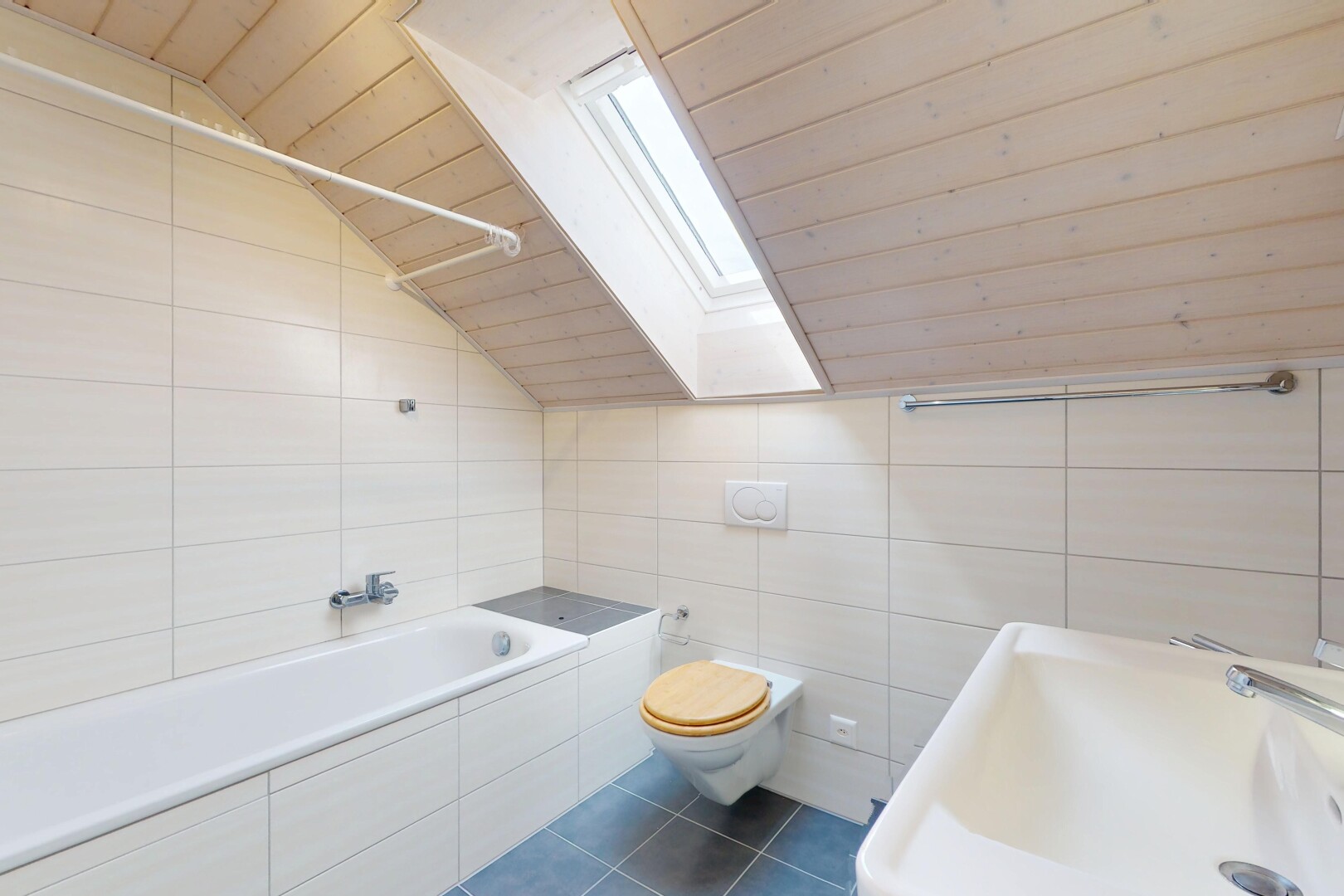 salle de bains avec tile tub, mur en carrelage, tile wall, salle de bain complète, et évier