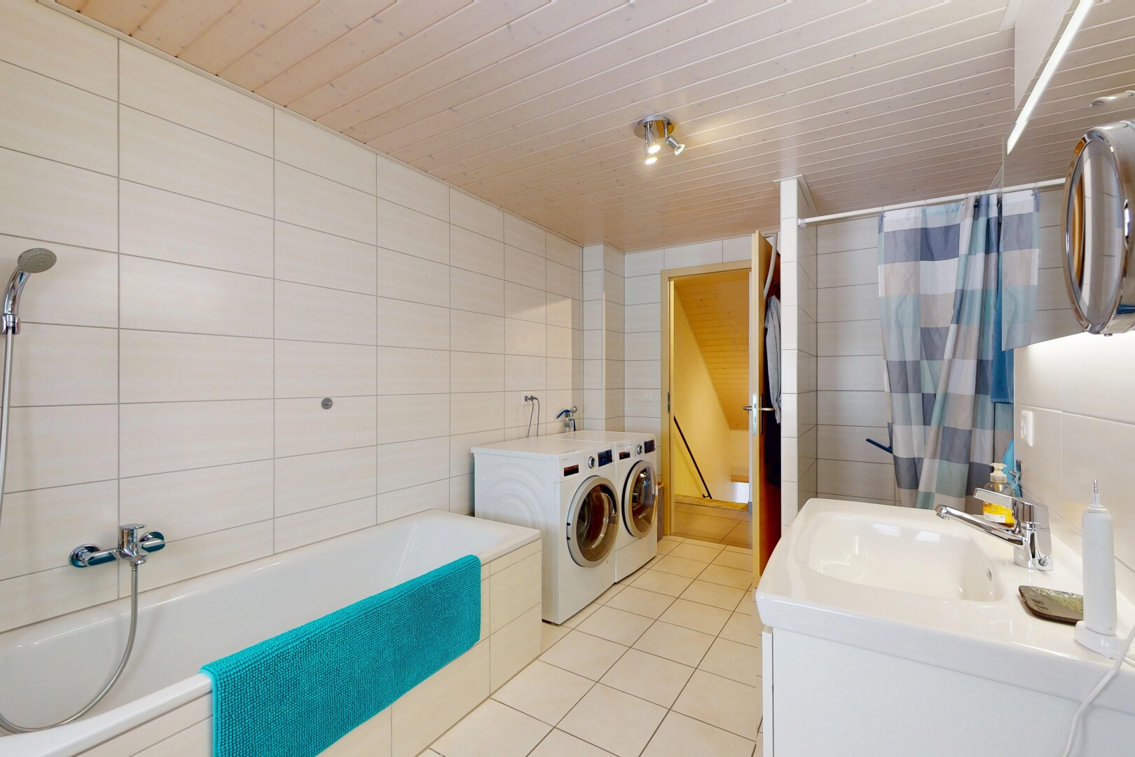 salle de bains avec tile wall, mur en carrelage, lavabo (ou coiffeuse selon le contexte), tile floor, et sol en carrelage